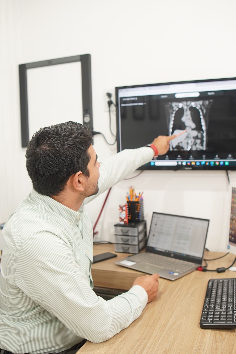 Dr. Alejandro Marín, neumólogo en Colima, revisando estudios de imagen