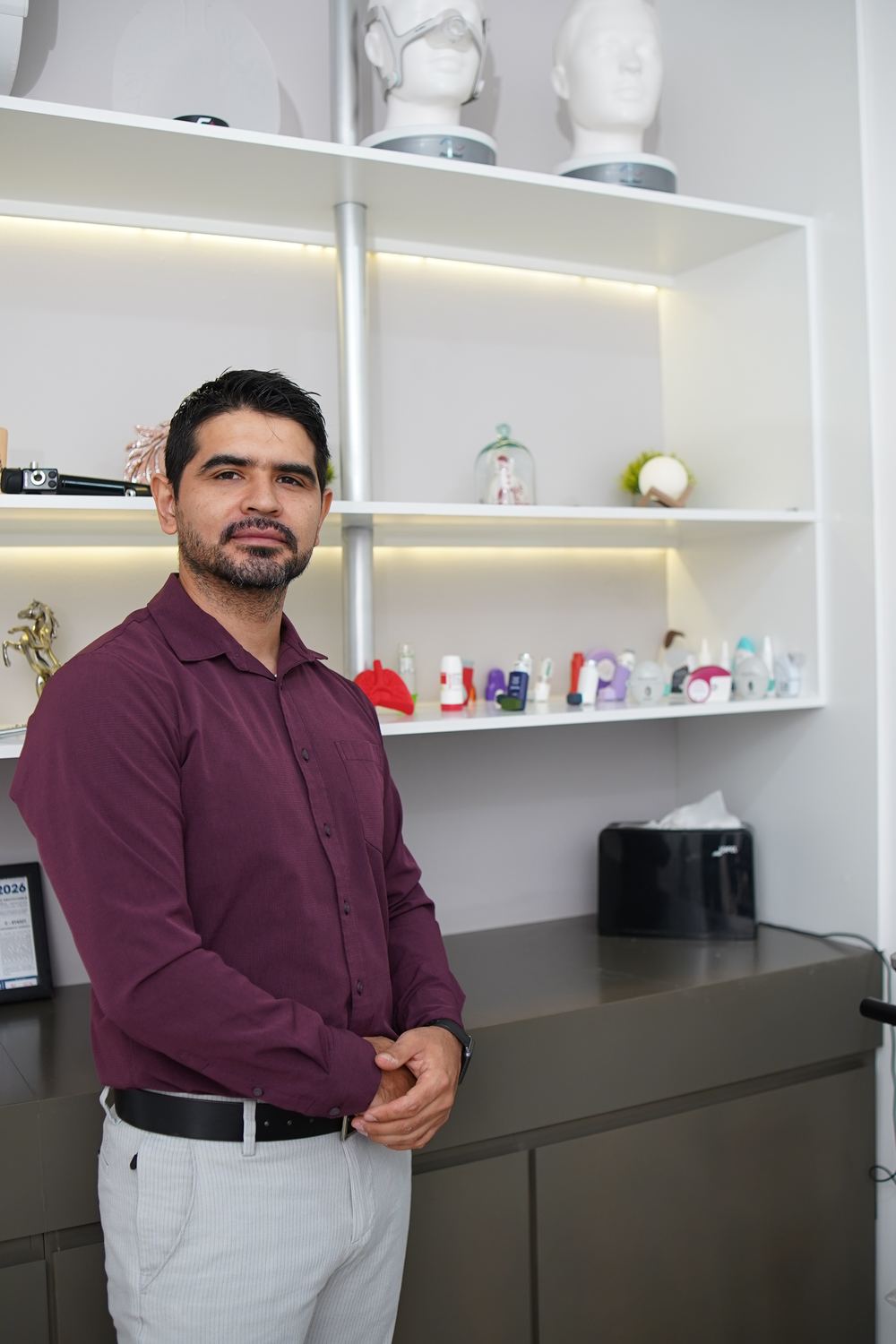 Dr. Alejandro Marín en su consultorio de neumología