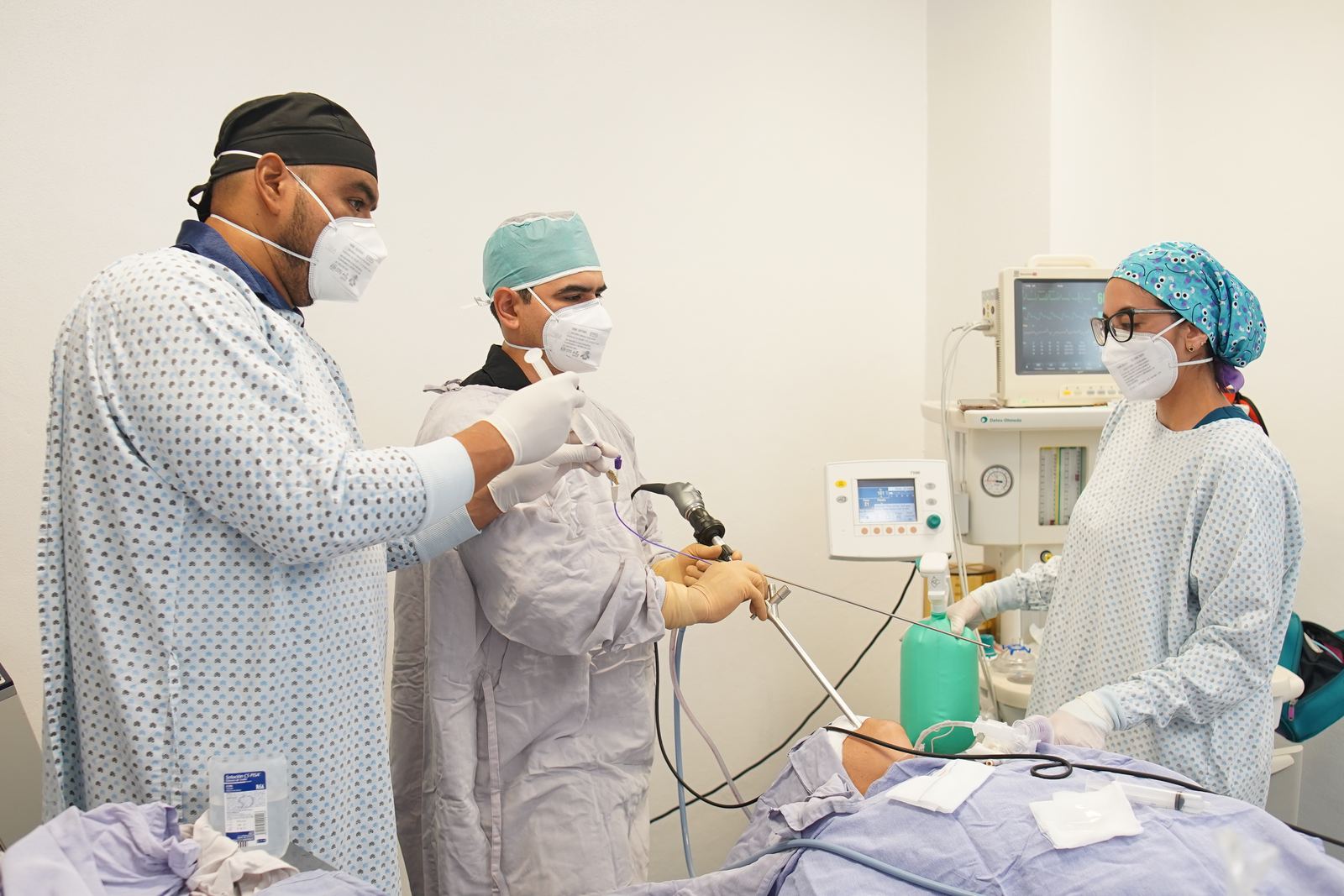 Equipo médico durante un procedimiento de neumología