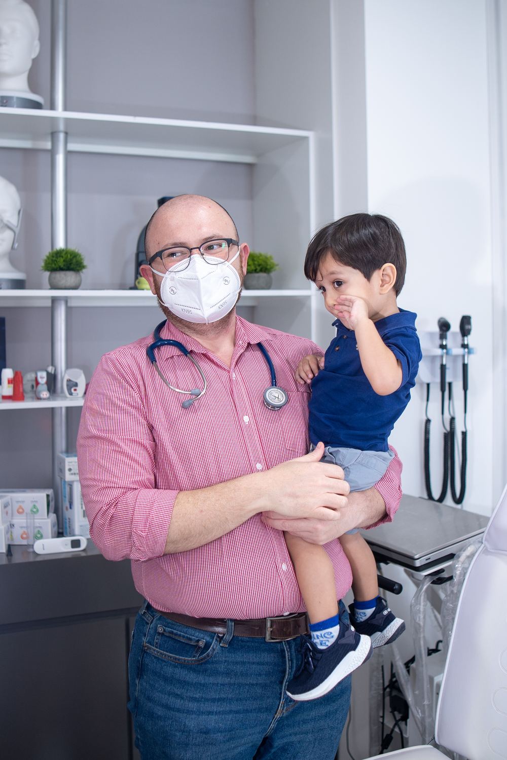 Retrato del Dr. Jigal Meza, neumólogo pediatra, con un paciente