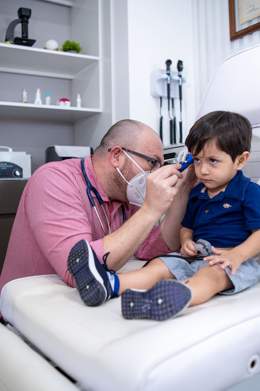 Dr. Jigal Meza, neumólogo pediatra, examinando a un niño