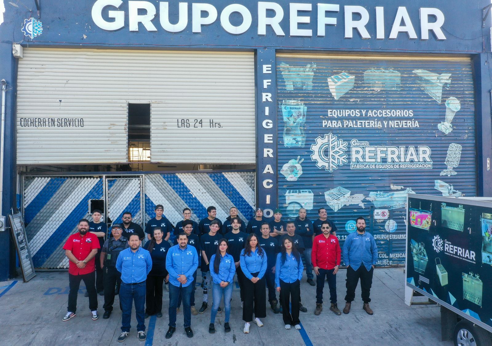 Equipo de Grupo Refriar frente a su tienda