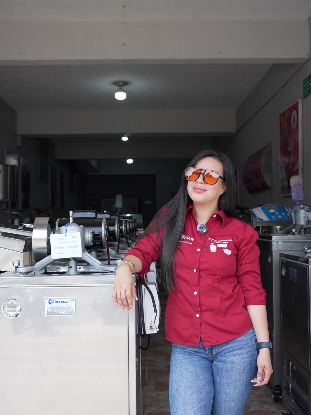 Asesora de Grupo Refriar junto a equipo para paletería