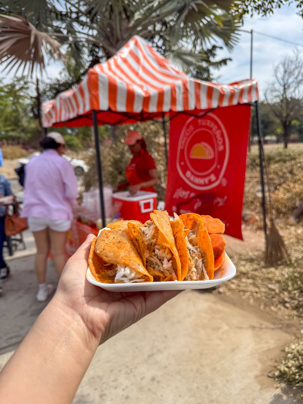Orden de tacos de Tacos Dany's en su puesto