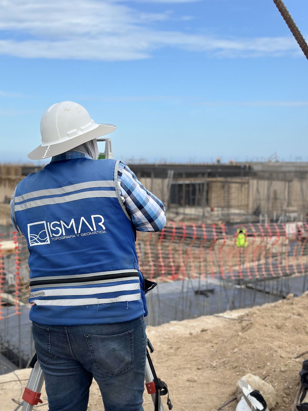 Topógrafo de ISMAR Topografía con estación total en obra