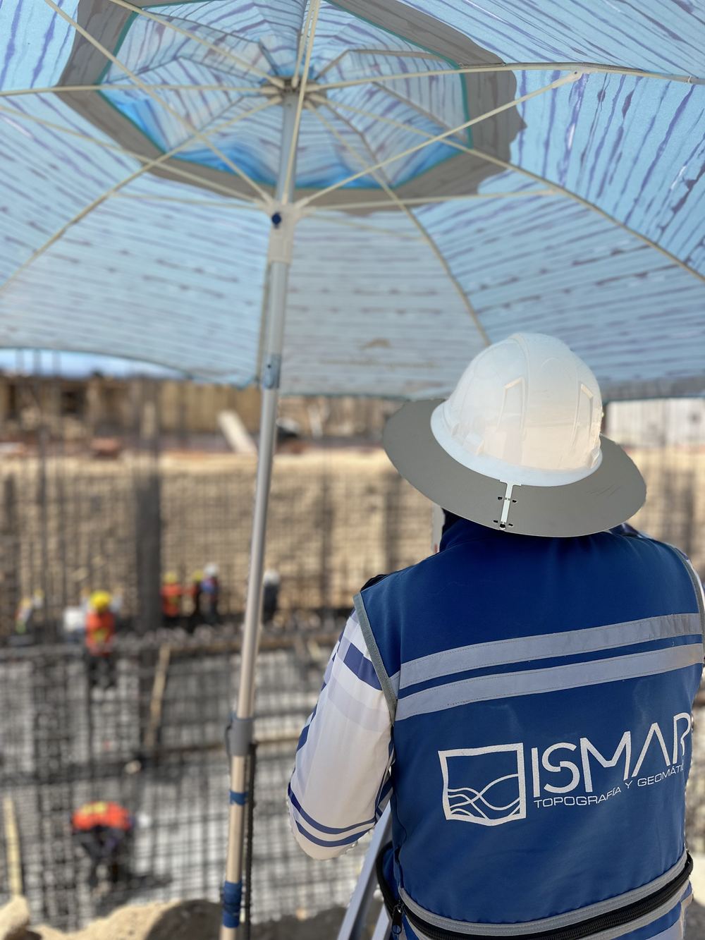 Brigada de ISMAR Topografía trabajando en obra
