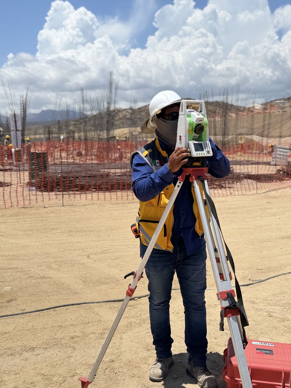 Topógrafo en obra con estación total y tripié