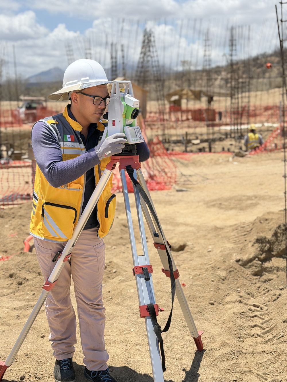 Brigada de topografía trabajando en campo