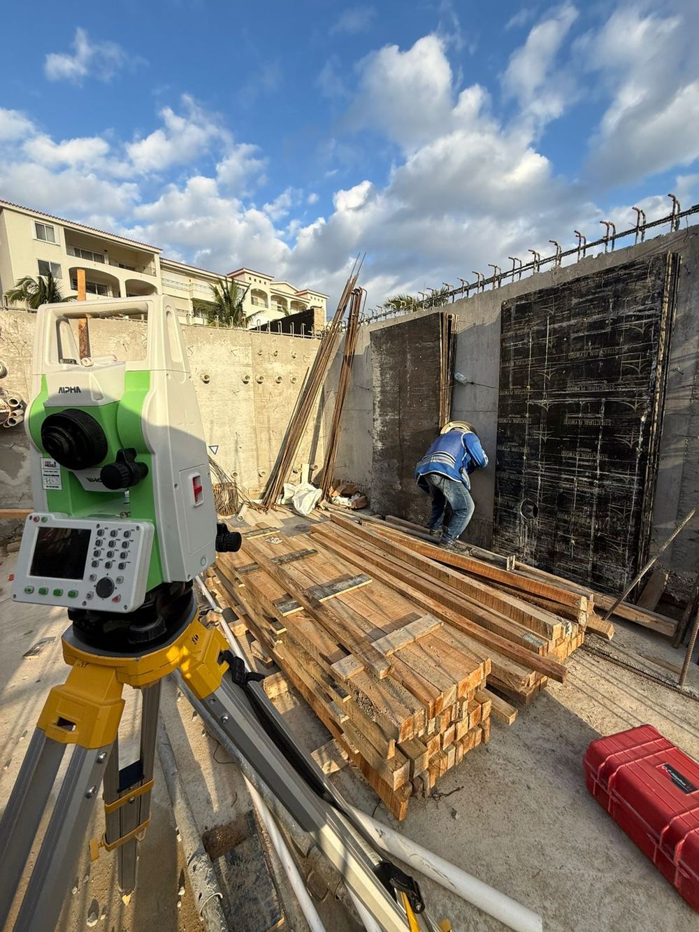 Estación total en obra de construcción