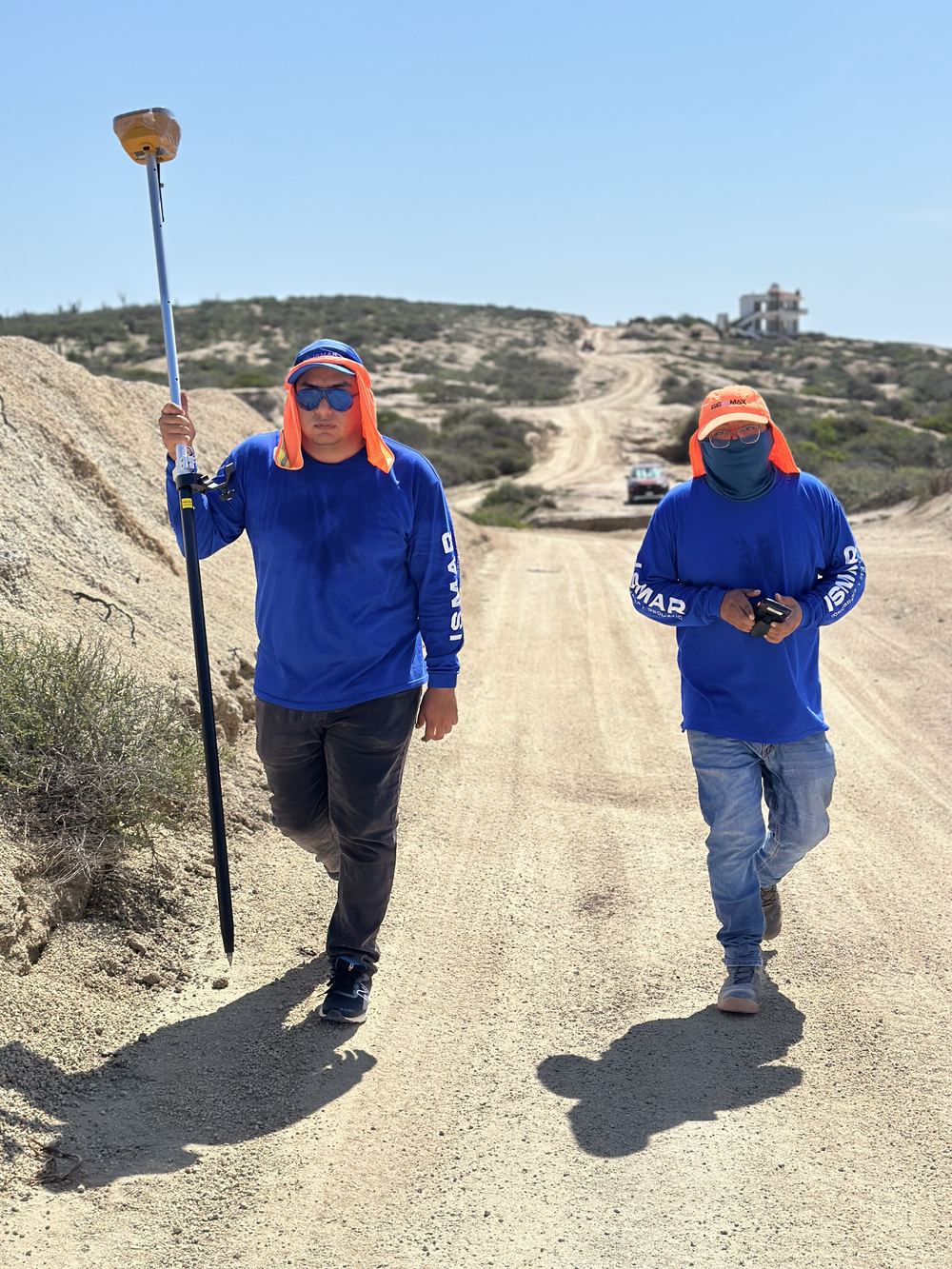 Brigada de topografía con GNSS en camino de terracería