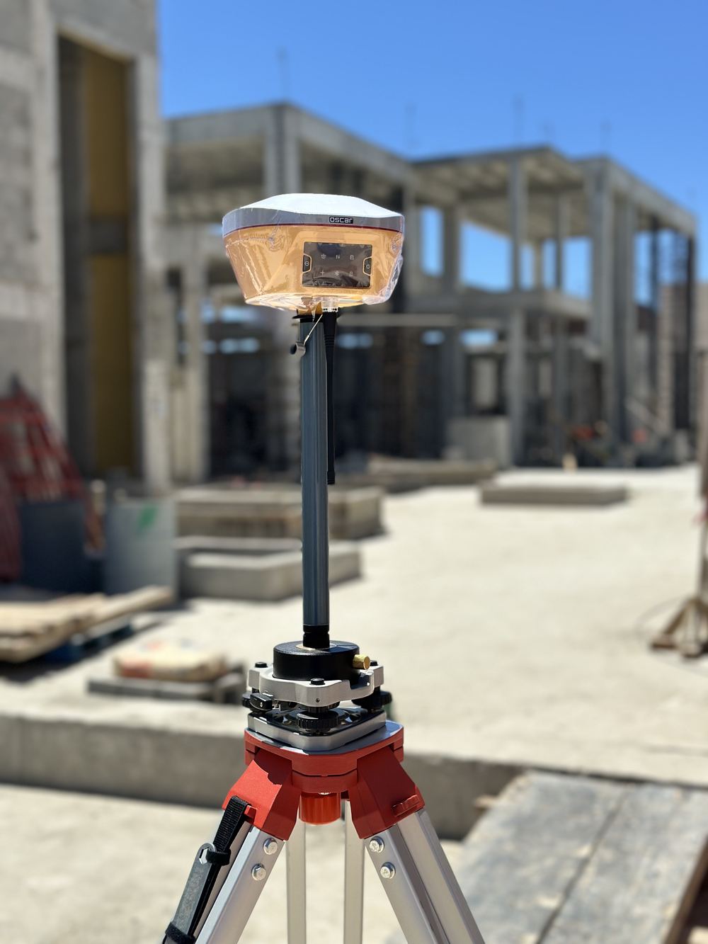 Receptor GNSS sobre tripié en obra